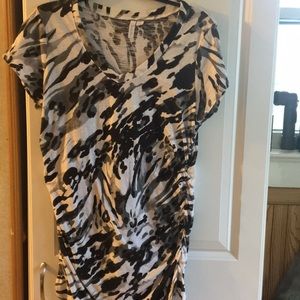 Black and white v-neck top. Ruched sides.